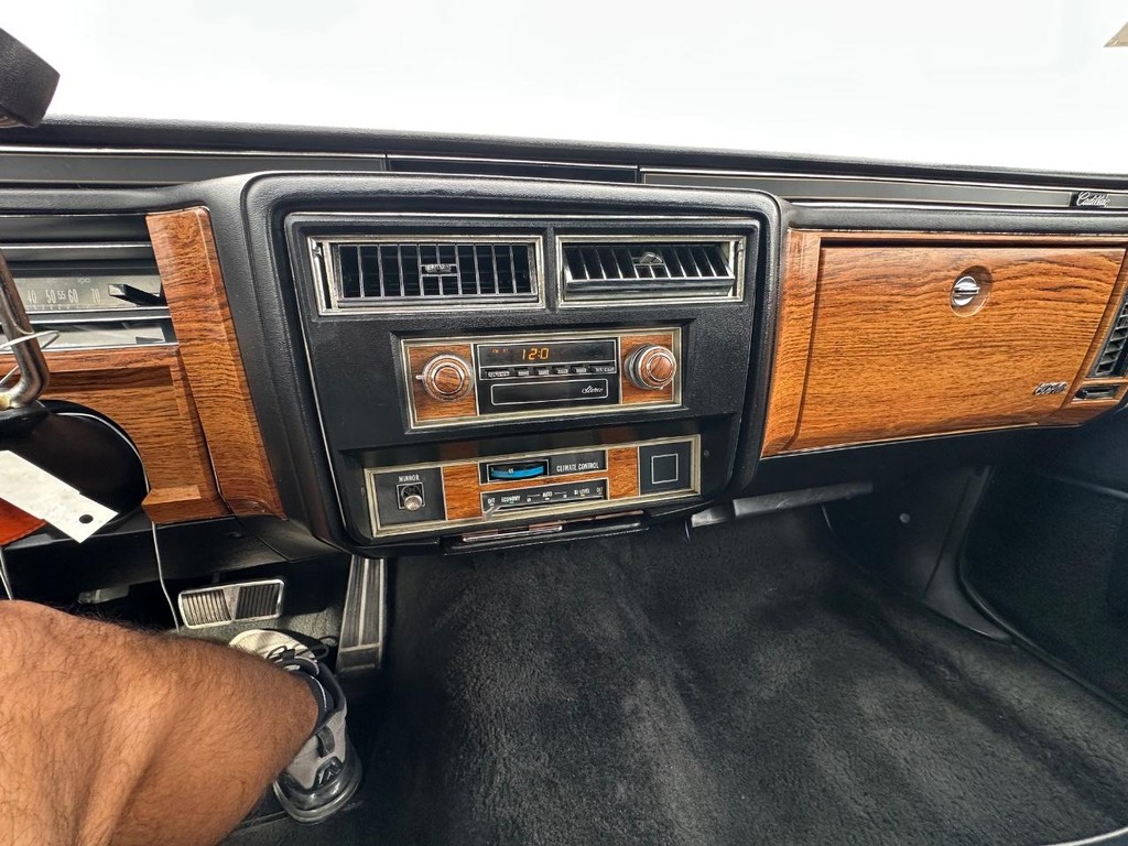 Cadillac DeVille Vehicle Full-screen Gallery Image 16