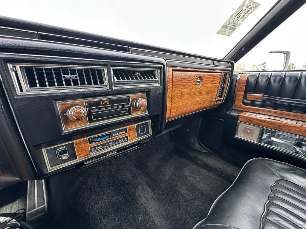 Cadillac DeVille Vehicle Full-screen Gallery Image 19