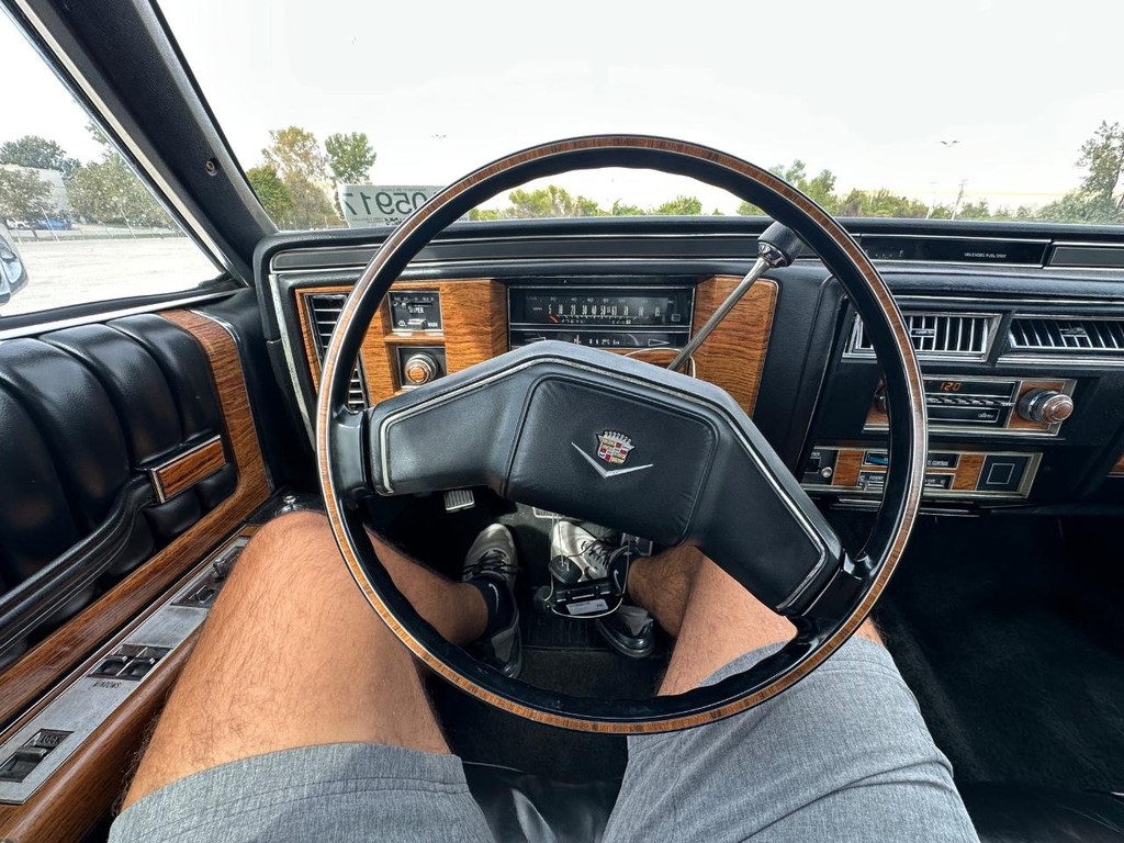 Cadillac DeVille Vehicle Full-screen Gallery Image 20