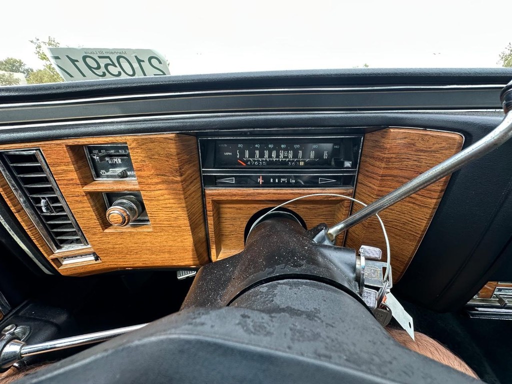 Cadillac DeVille Vehicle Full-screen Gallery Image 21