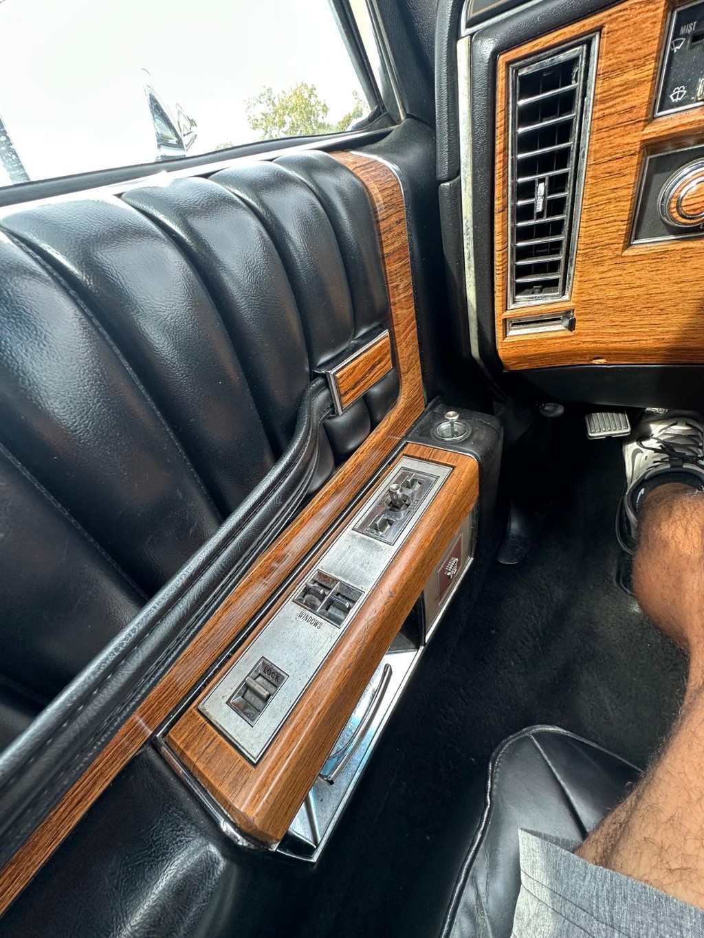 Cadillac DeVille Vehicle Full-screen Gallery Image 22
