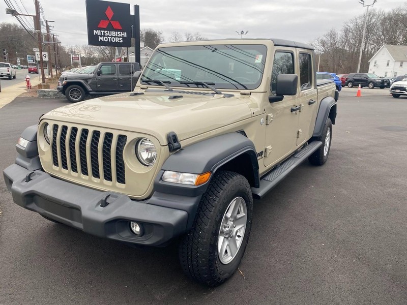 The 2020 Jeep Gladiator 4WD Sport S photos