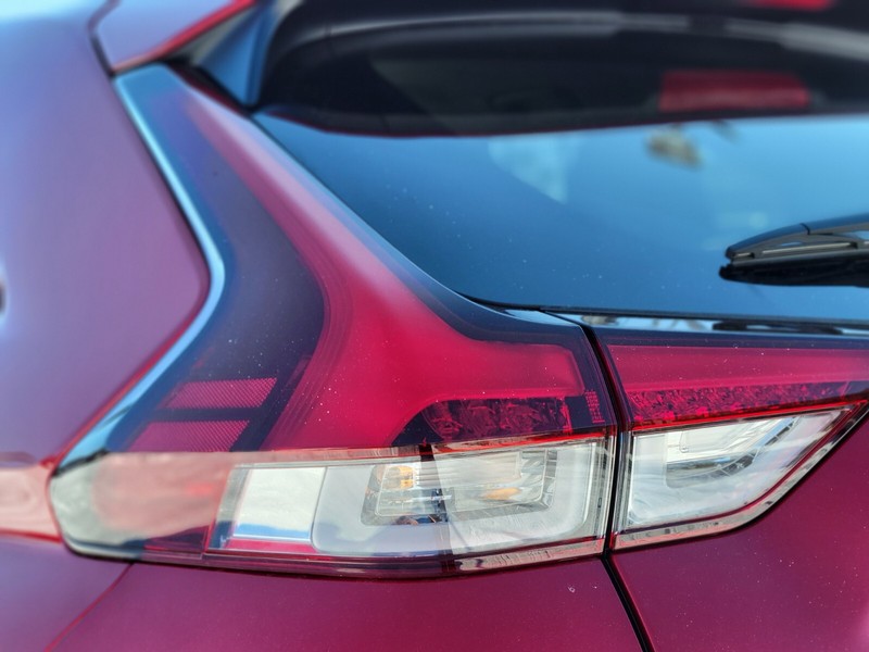 Mitsubishi Eclipse Cross Vehicle Full-screen Gallery Image 09