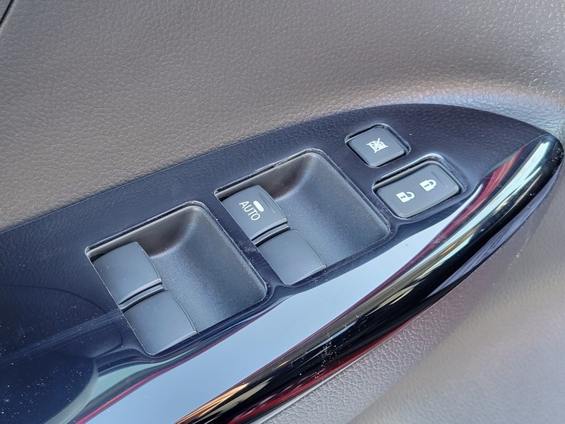 Mitsubishi Eclipse Cross Vehicle Full-screen Gallery Image 17