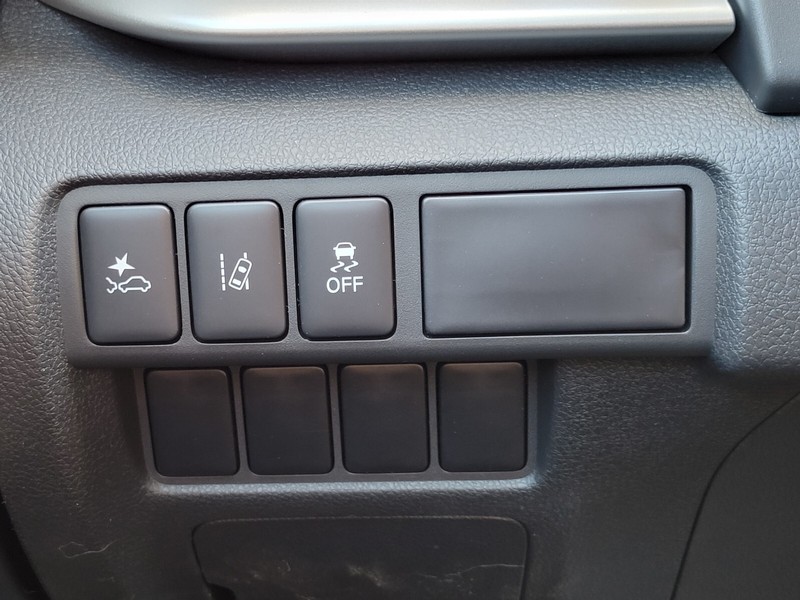 Mitsubishi Eclipse Cross Vehicle Full-screen Gallery Image 23