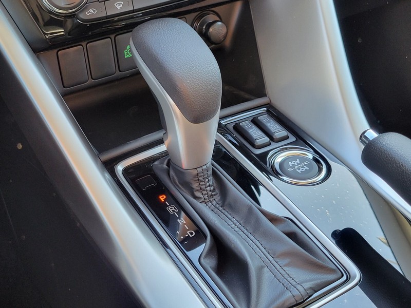 Mitsubishi Eclipse Cross Vehicle Full-screen Gallery Image 25