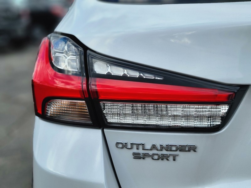 Mitsubishi Outlander Sport Vehicle Full-screen Gallery Image 09