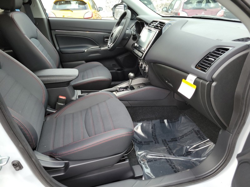 Mitsubishi Outlander Sport Vehicle Full-screen Gallery Image 11