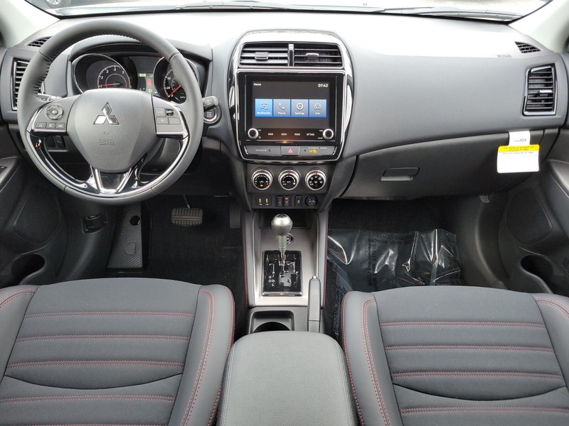 Mitsubishi Outlander Sport Vehicle Full-screen Gallery Image 12