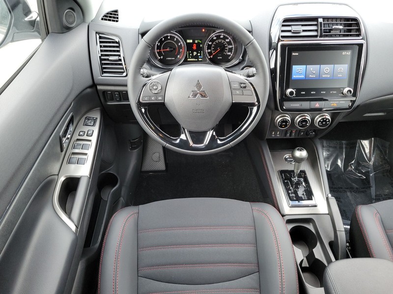 Mitsubishi Outlander Sport Vehicle Full-screen Gallery Image 13