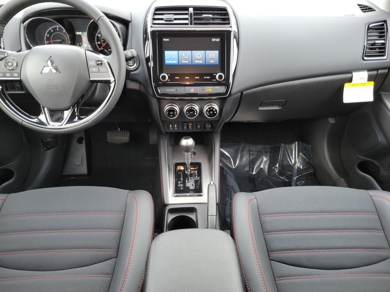 Mitsubishi Outlander Sport Vehicle Full-screen Gallery Image 14