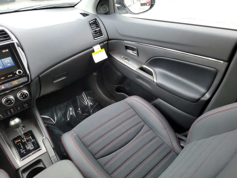 Mitsubishi Outlander Sport Vehicle Full-screen Gallery Image 15