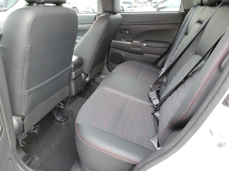 Mitsubishi Outlander Sport Vehicle Full-screen Gallery Image 16