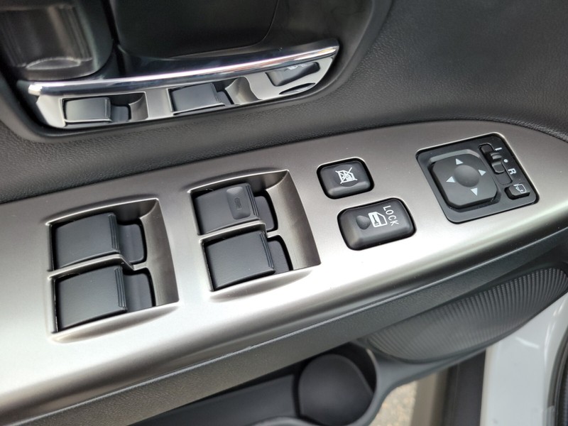 Mitsubishi Outlander Sport Vehicle Full-screen Gallery Image 17