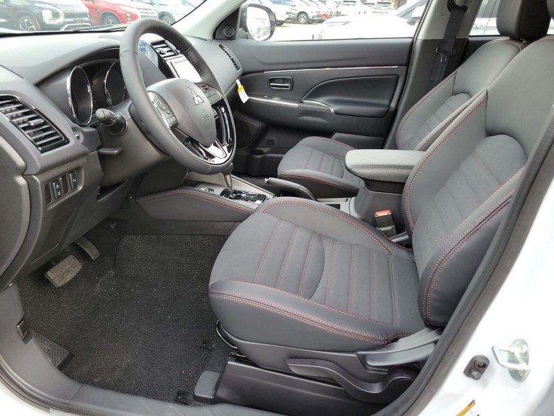 Mitsubishi Outlander Sport Vehicle Full-screen Gallery Image 18