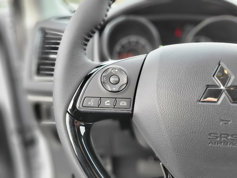 Mitsubishi Outlander Sport Vehicle Full-screen Gallery Image 26