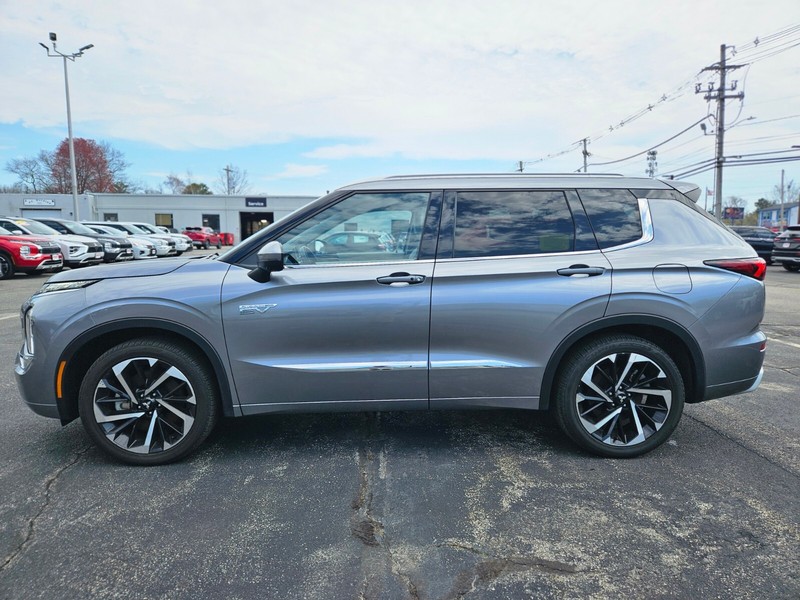 Mitsubishi Outlander Plug-In Hybrid Vehicle Full-screen Gallery Image 02