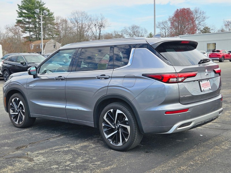 Mitsubishi Outlander Plug-In Hybrid Vehicle Full-screen Gallery Image 03