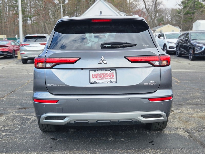 Mitsubishi Outlander Plug-In Hybrid Vehicle Full-screen Gallery Image 04