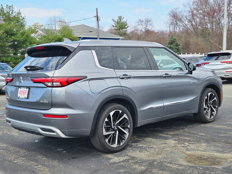 Mitsubishi Outlander Plug-In Hybrid Vehicle Full-screen Gallery Image 05