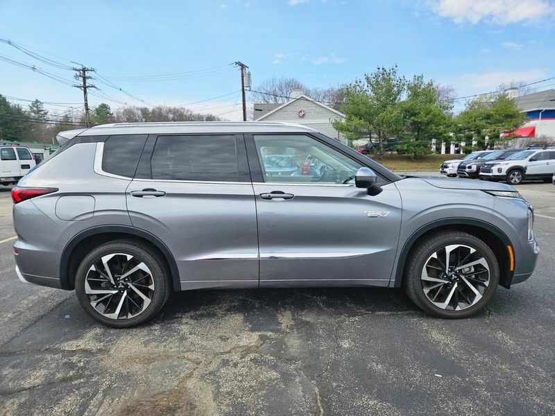 Mitsubishi Outlander Plug-In Hybrid Vehicle Full-screen Gallery Image 06