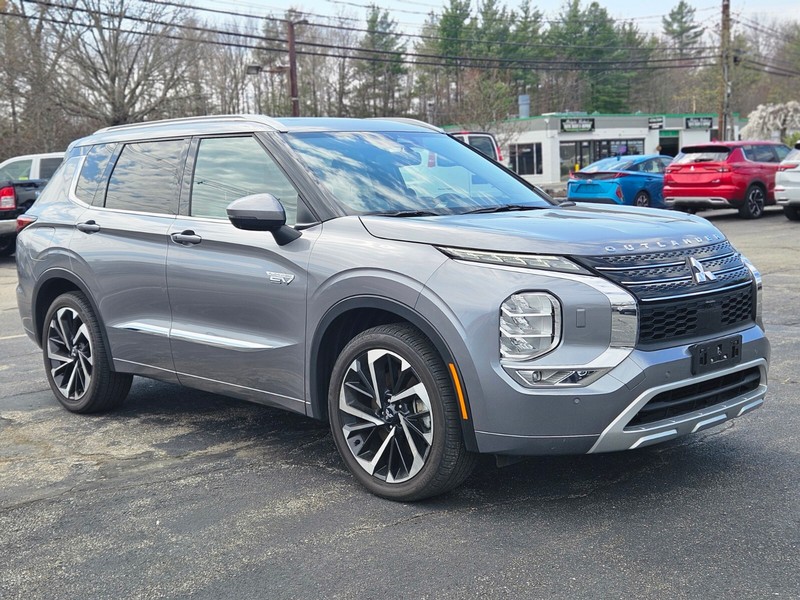 Mitsubishi Outlander Plug-In Hybrid Vehicle Full-screen Gallery Image 07