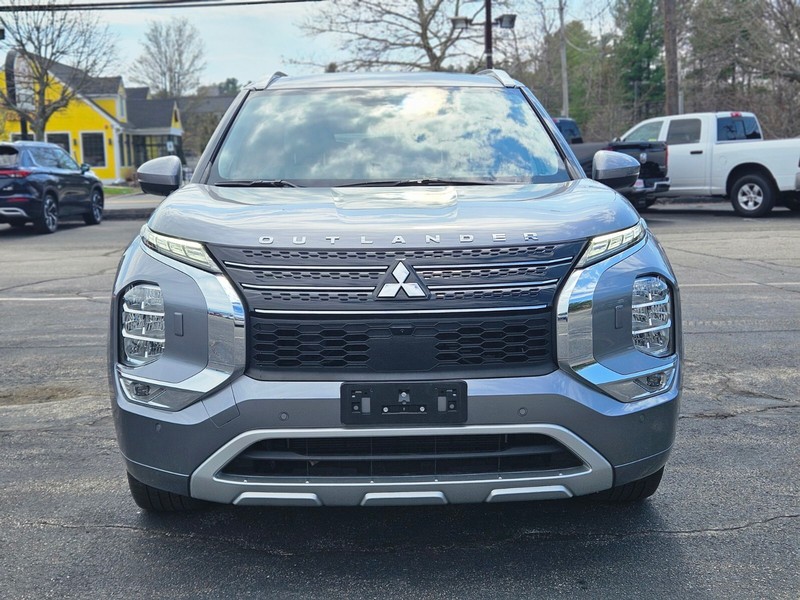 Mitsubishi Outlander Plug-In Hybrid Vehicle Full-screen Gallery Image 08