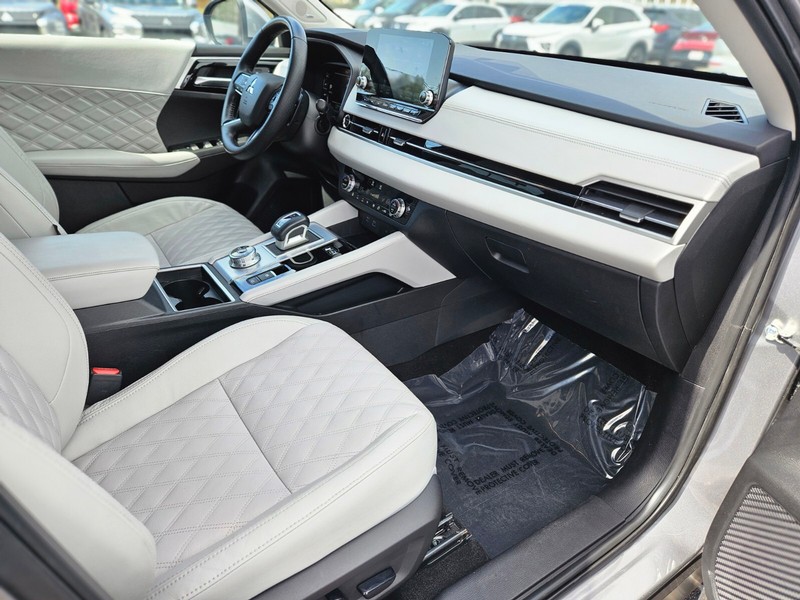 Mitsubishi Outlander Plug-In Hybrid Vehicle Full-screen Gallery Image 09