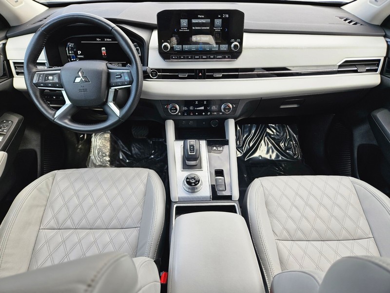 Mitsubishi Outlander Plug-In Hybrid Vehicle Full-screen Gallery Image 10