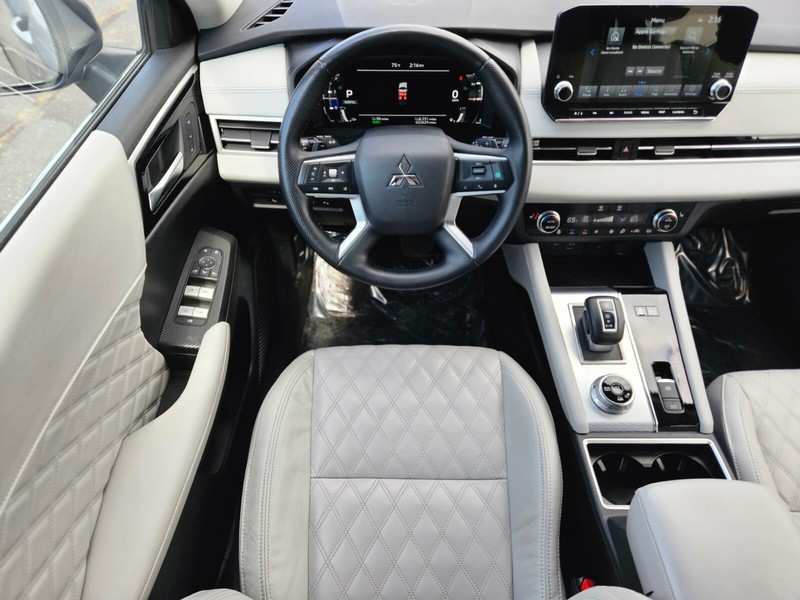Mitsubishi Outlander Plug-In Hybrid Vehicle Full-screen Gallery Image 11