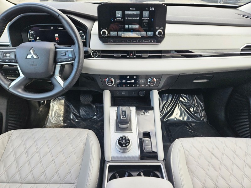 Mitsubishi Outlander Plug-In Hybrid Vehicle Full-screen Gallery Image 12