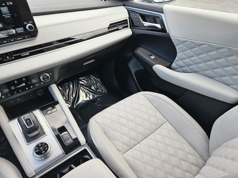 Mitsubishi Outlander Plug-In Hybrid Vehicle Full-screen Gallery Image 13