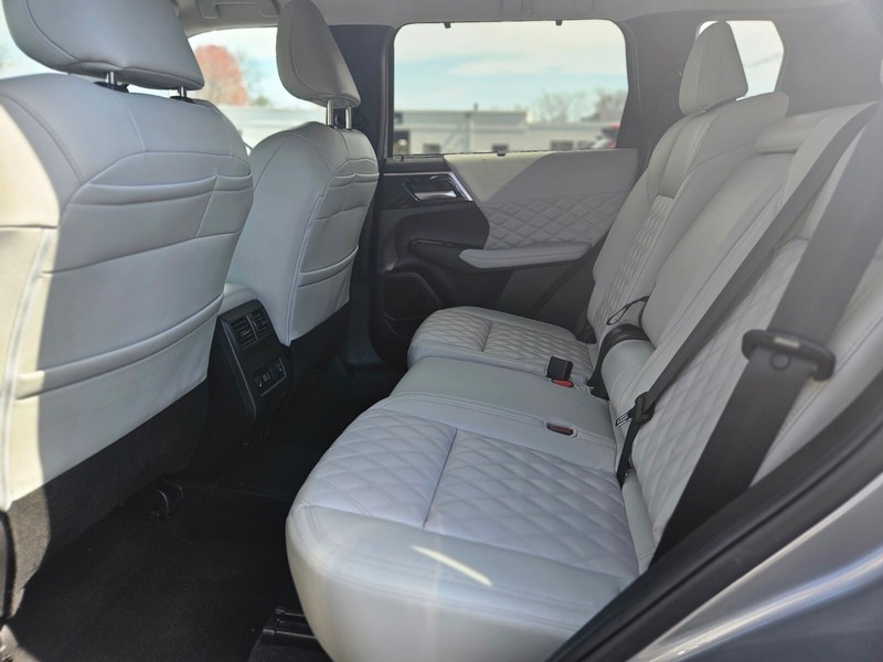 Mitsubishi Outlander Plug-In Hybrid Vehicle Full-screen Gallery Image 14