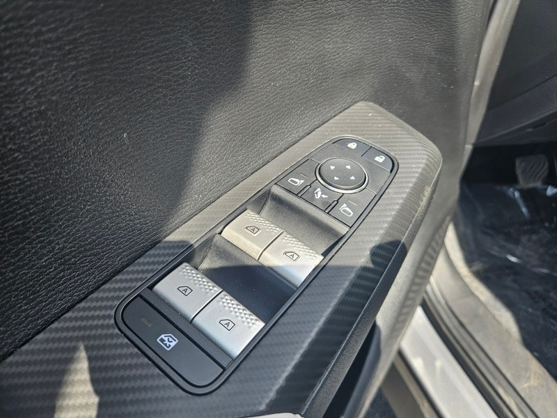 Mitsubishi Outlander Plug-In Hybrid Vehicle Full-screen Gallery Image 15