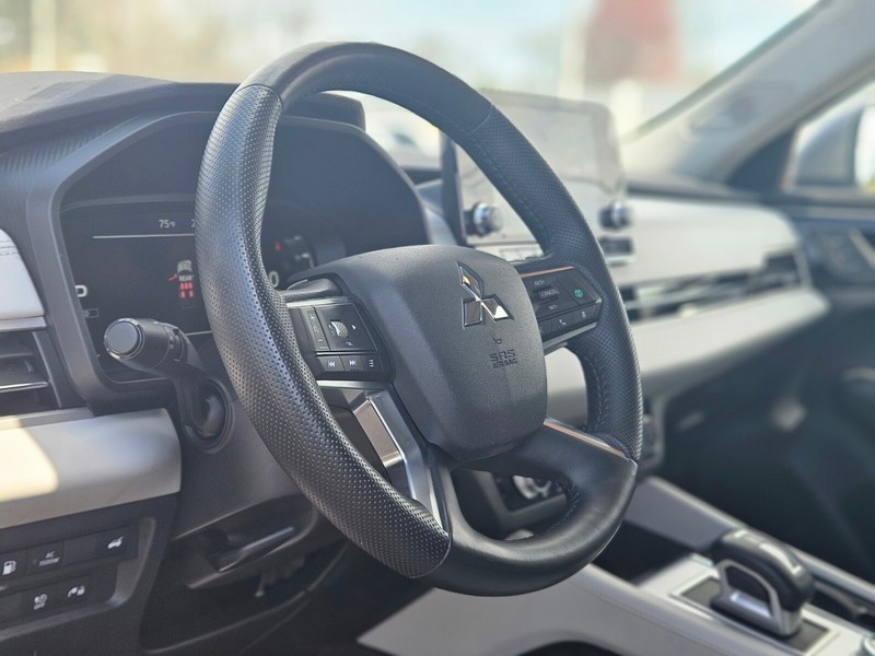 Mitsubishi Outlander Plug-In Hybrid Vehicle Full-screen Gallery Image 16