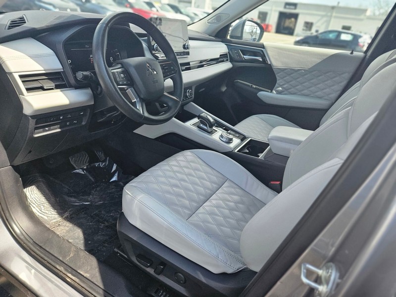 Mitsubishi Outlander Plug-In Hybrid Vehicle Full-screen Gallery Image 17