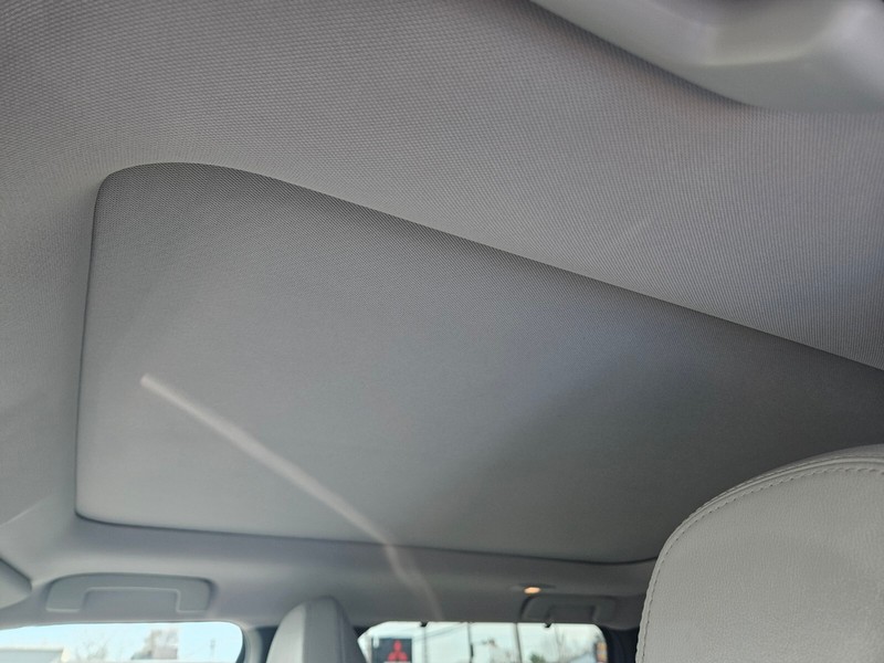 Mitsubishi Outlander Plug-In Hybrid Vehicle Full-screen Gallery Image 18