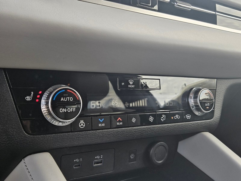 Mitsubishi Outlander Plug-In Hybrid Vehicle Full-screen Gallery Image 21