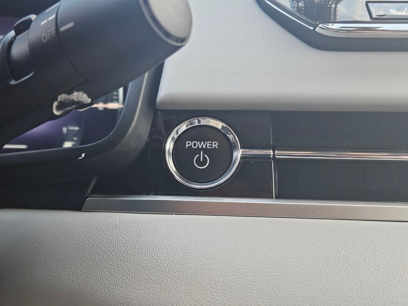 Mitsubishi Outlander Plug-In Hybrid Vehicle Full-screen Gallery Image 23