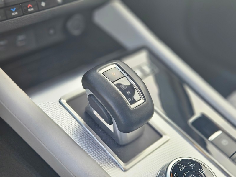 Mitsubishi Outlander Plug-In Hybrid Vehicle Full-screen Gallery Image 24