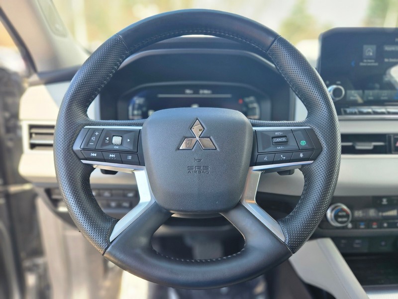 Mitsubishi Outlander Plug-In Hybrid Vehicle Full-screen Gallery Image 25