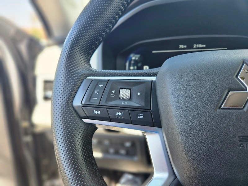 Mitsubishi Outlander Plug-In Hybrid Vehicle Full-screen Gallery Image 26