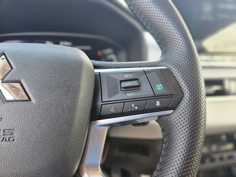 Mitsubishi Outlander Plug-In Hybrid Vehicle Full-screen Gallery Image 27