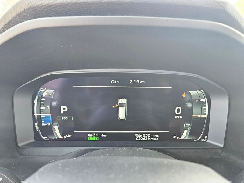 Mitsubishi Outlander Plug-In Hybrid Vehicle Full-screen Gallery Image 28