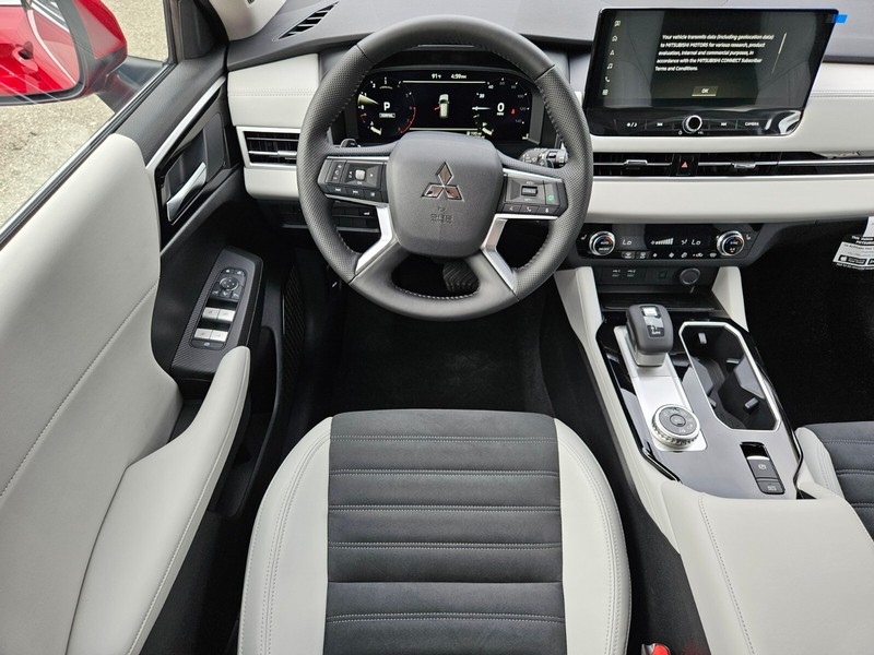 Mitsubishi Outlander Vehicle Full-screen Gallery Image 13