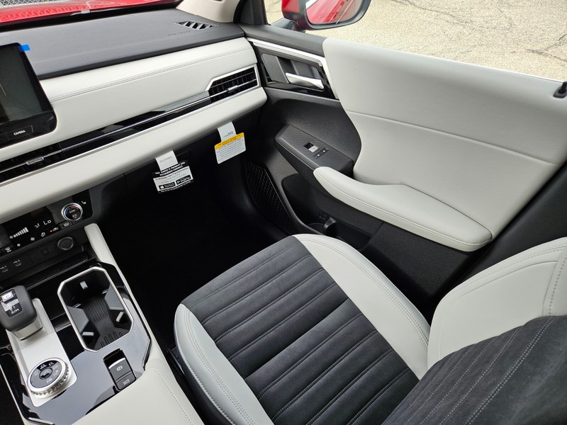 Mitsubishi Outlander Vehicle Full-screen Gallery Image 15
