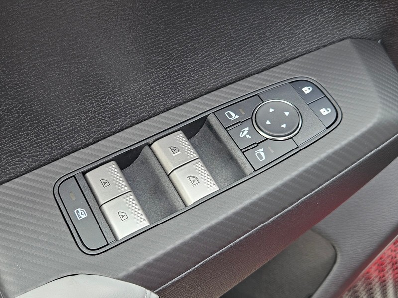 Mitsubishi Outlander Vehicle Full-screen Gallery Image 17