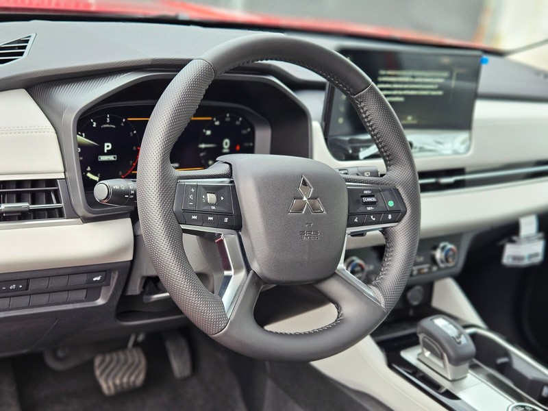 Mitsubishi Outlander Vehicle Full-screen Gallery Image 19