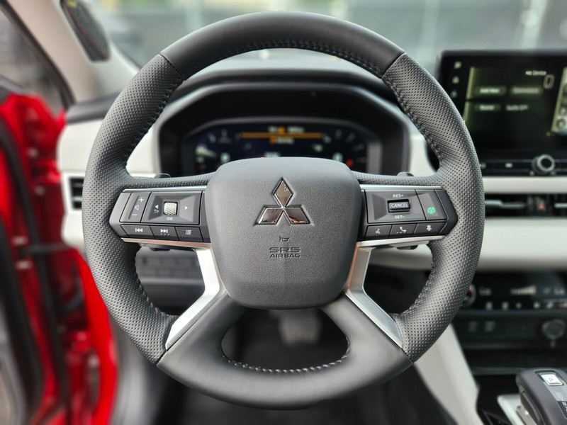 Mitsubishi Outlander Vehicle Full-screen Gallery Image 26