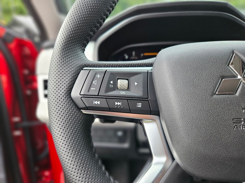 Mitsubishi Outlander Vehicle Full-screen Gallery Image 27